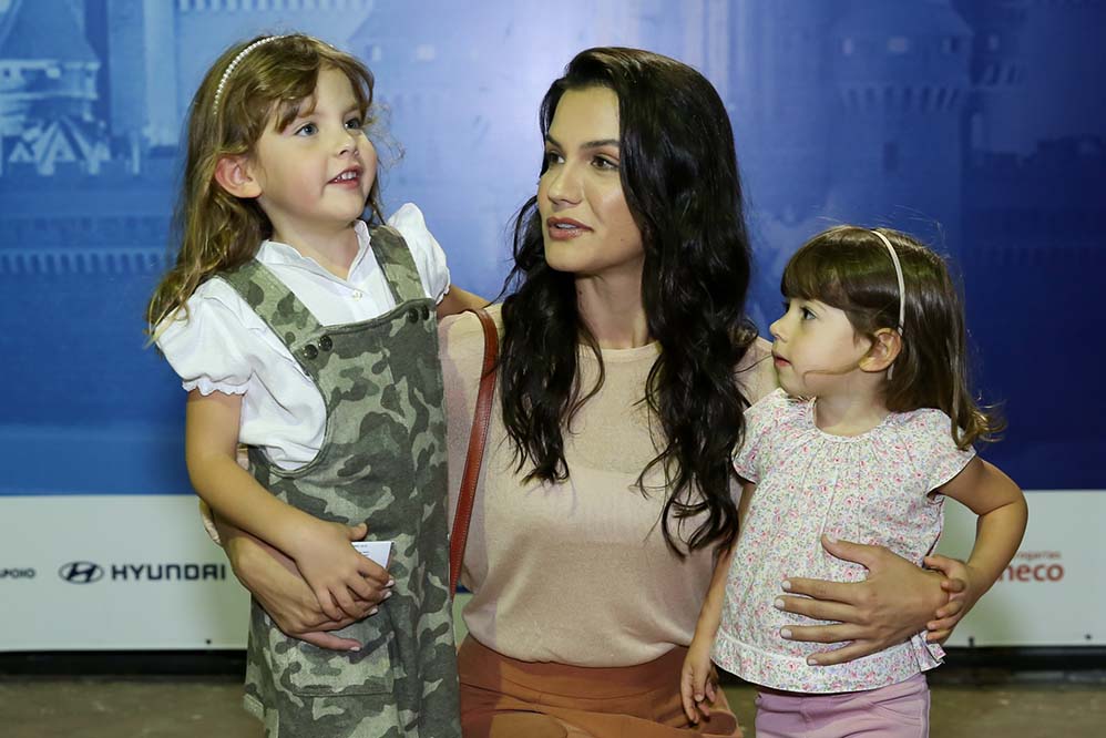 Kyra Gracie com as filhas Ayra e Kyara