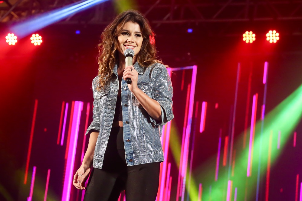 Paula Fernandes ganha beijão do namorado antes de show OFuxico