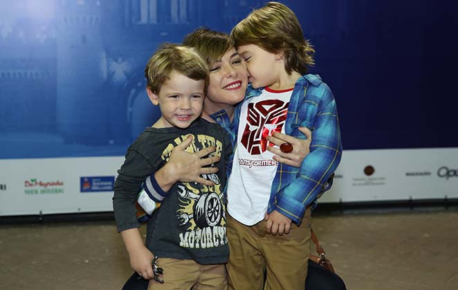 Regiane Alves com os filhos Antônio e João Gabriel