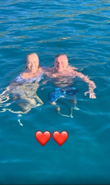 Angelica e Luciano Huck nadam juntinhos na Grécia