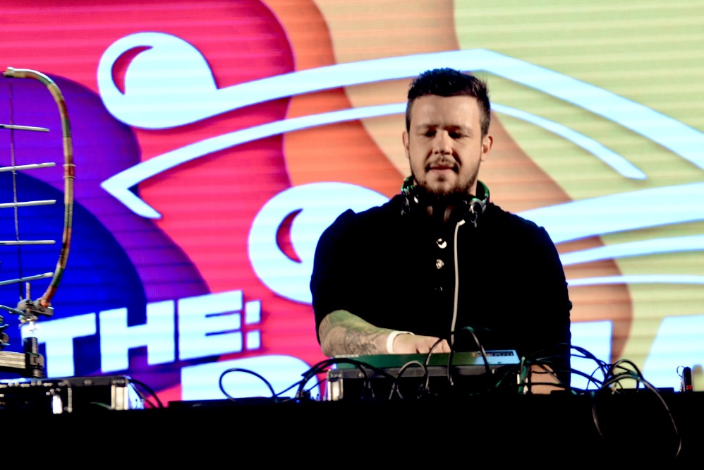 Bruno, do KLB, beija muito a namorada após show