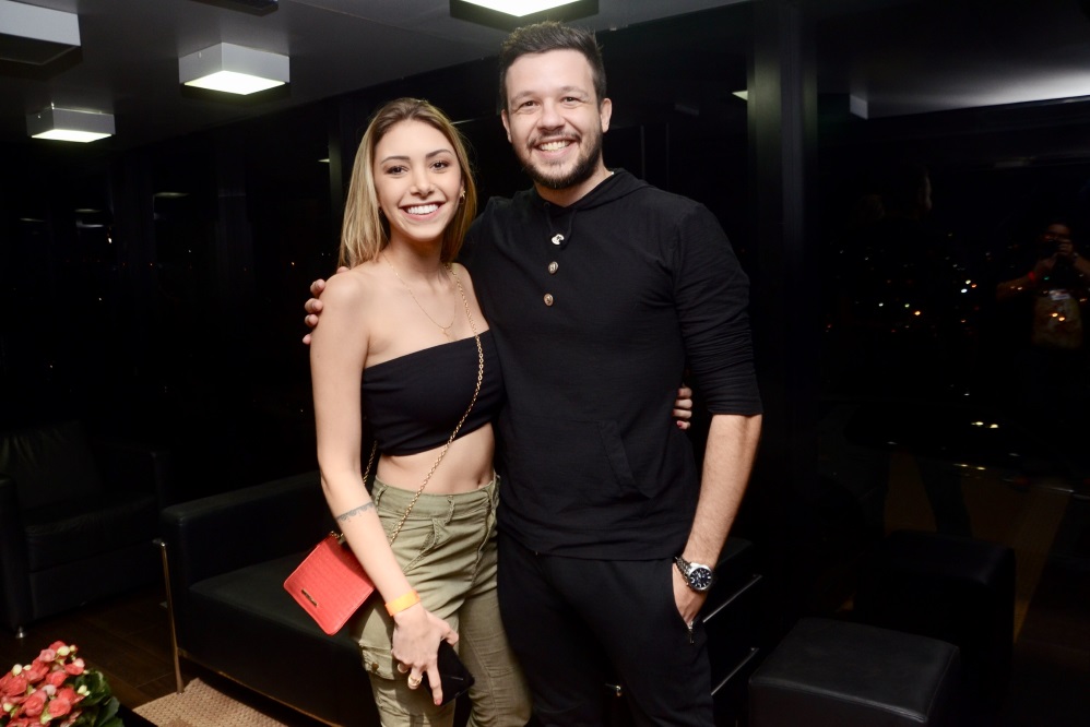 Bruno, do KLB, beija muito a namorada após show