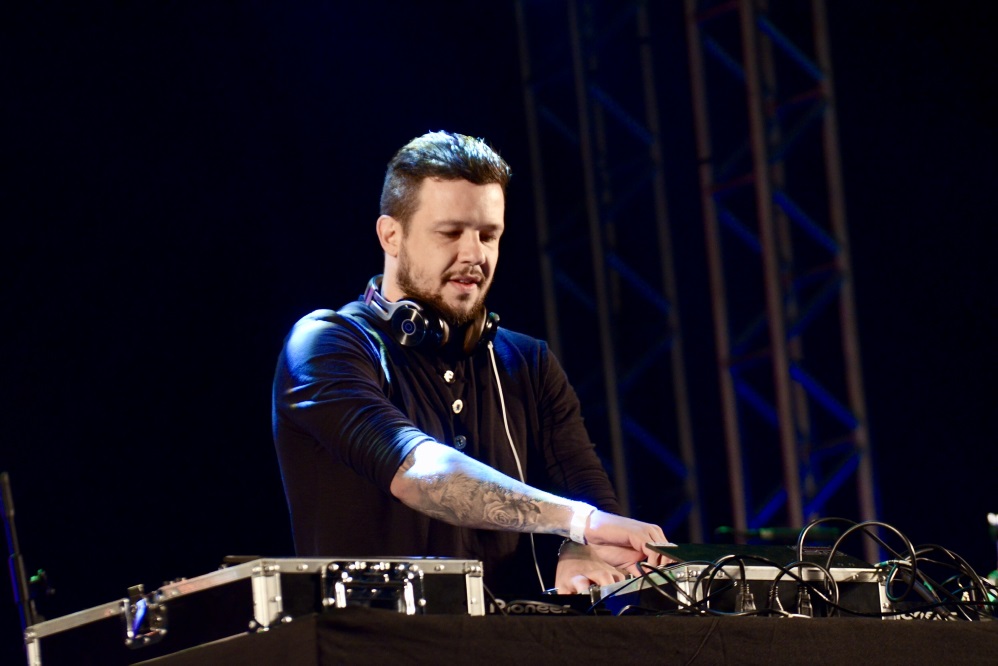 Bruno, do KLB, beija muito a namorada após show