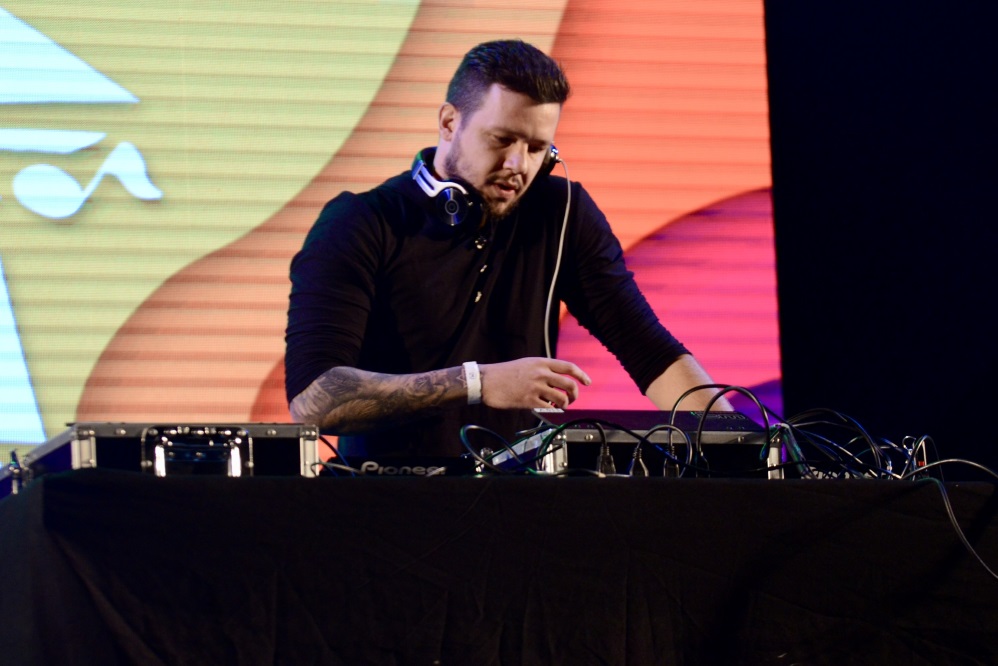 Bruno, do KLB, beija muito a namorada após show