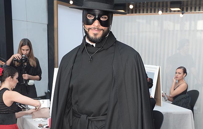 Bruno Fagundes como o protagonista Zorro