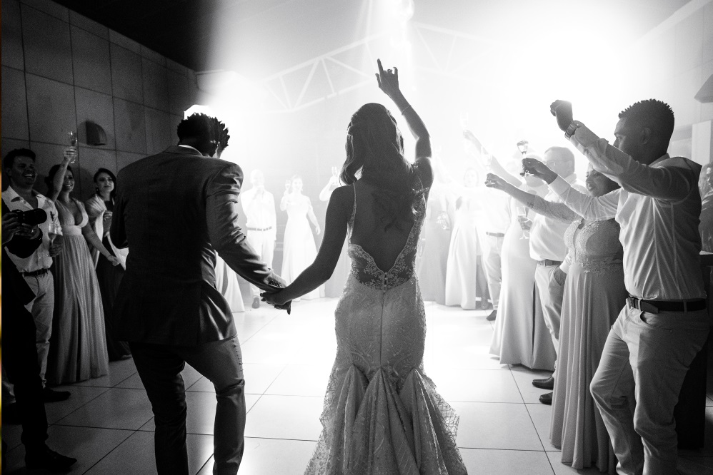 Leandrinho e Talita Rocca se casam em cerimônia com craques do basquete no  litoral de SP, basquete