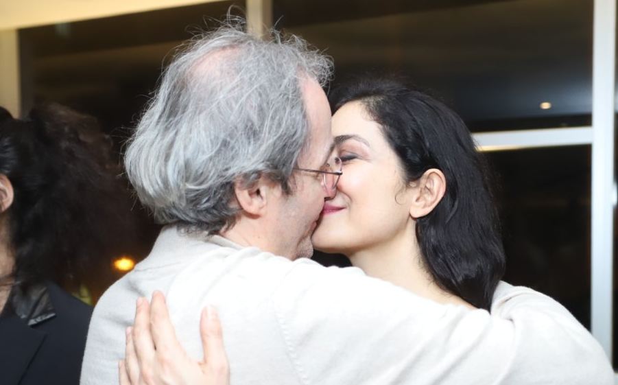 Letícia Sabatella e Daniel Dantas trocaram beijos após a peça