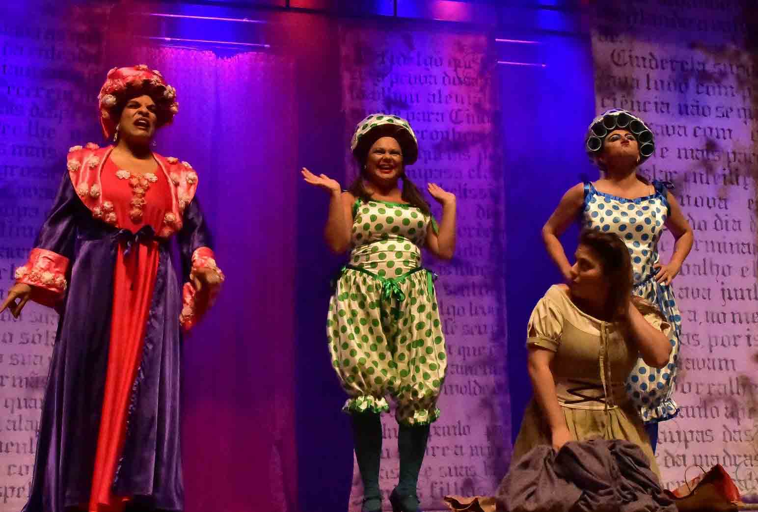 Madrasta (Araíde Rocha), Tãobela (Luciana Riccio), Tãolinda (Raquel Araújo) e Cinderella (Gabriela Carvalho)