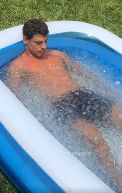Cauã Reymond mergulha em piscina com gelo