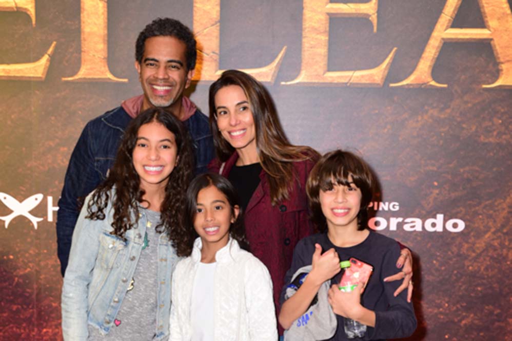 Tânia Khalill com o marido Jair Oliveira, as filhas Isabela e Laura, e um sobrinho
