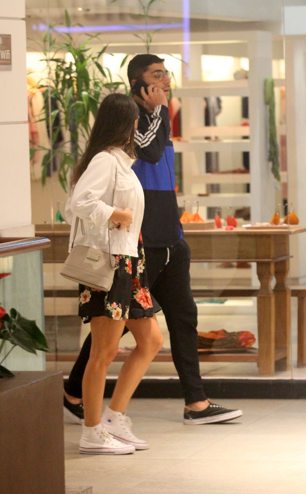 Thiago Magalhães passeia em shopping ao lado de uma moça