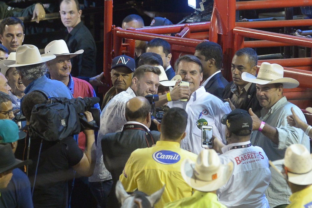 Destemido, Bolsonaro cavalga na Festa do Peão de Barretos