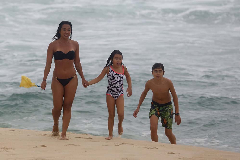 Daniele Suzuki se diverte na praia com sobrinhos 