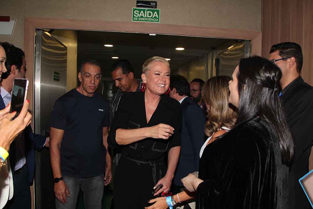 Xuxa arrasa no look para conferir lançamento da Espaçolaser