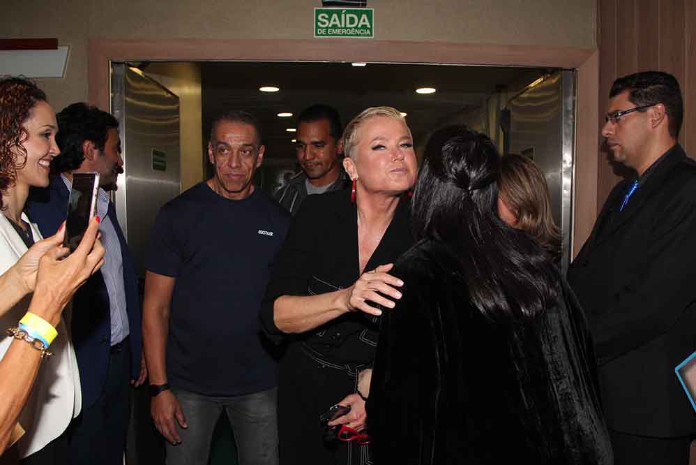 Xuxa arrasa no look para conferir lançamento da Espaçolaser