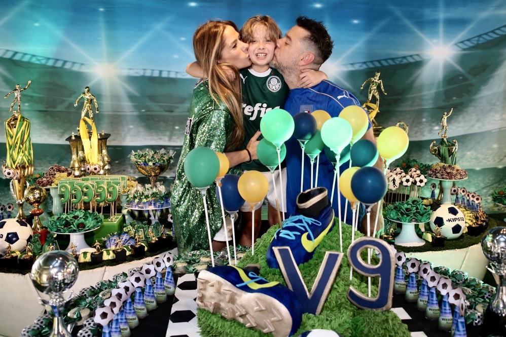 Aniversário de filho de Adriane Galisteu tem tema de futebol