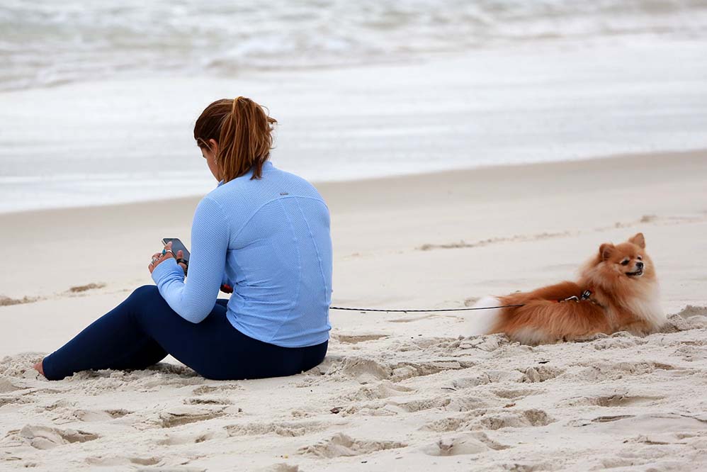 Giulia Costa brinca com cachorrinho na praia