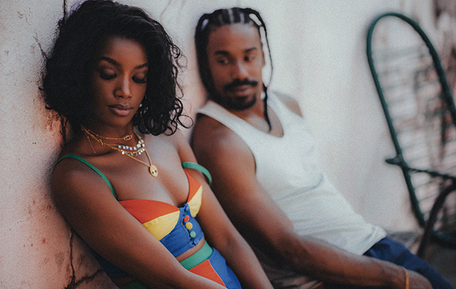 Iza e o ator Breno Santos no clipe de Meu Talismã