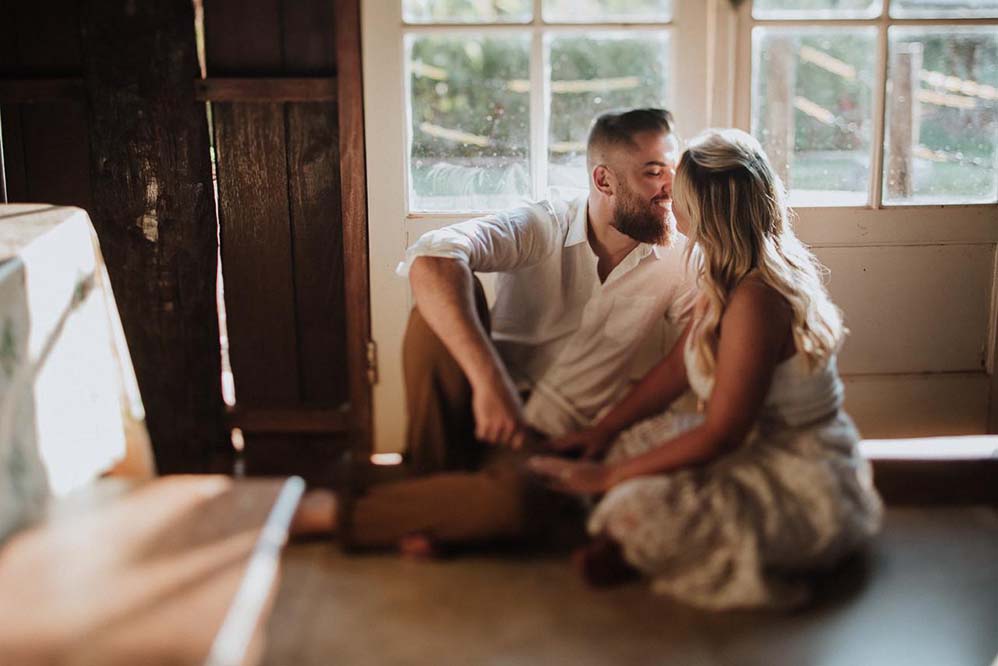 As fotos ganharam um toque bem romântico com a escolha do uso de luz natural e um cenário mais antigo