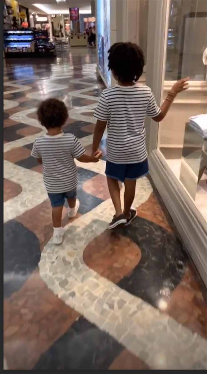 Regina Casé vai ao shopping com filho e neto