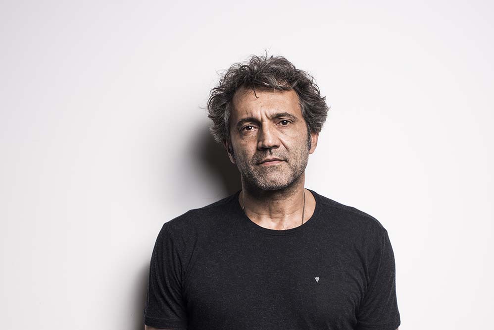 O último trabalho de Domingos Montagner na TV foi na novela Velho Chico, da Rede Globo. O ator morreu em 2016, ao se afogar nas águas do Rio São Francisco, durante as gravações da trama.