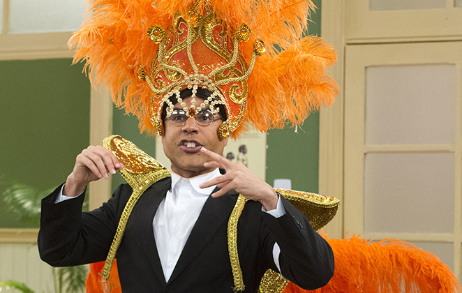 Batista mostrando a fantasia da escola de samba Unidos do Professor Raimundo