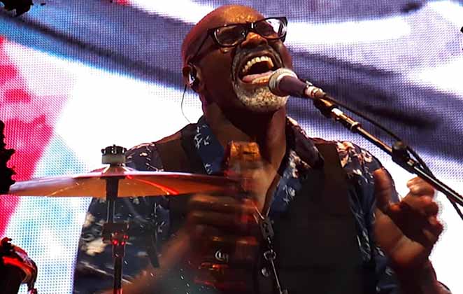 Everett Bradley, elegante na percussão da banda