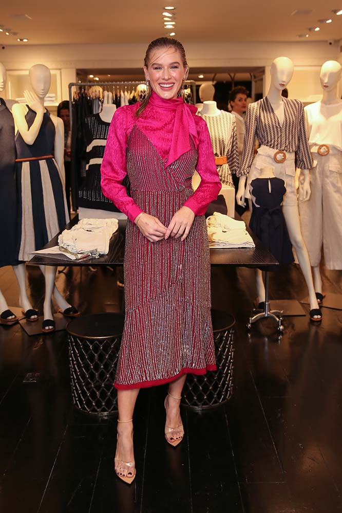 Fiorella Mattheis viu na cor rosa a sua inspiração para compor o look que usou durante o lançamento