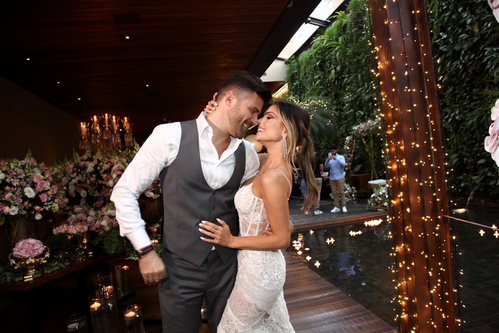 Flávia Viana e Marcelo Zangrandi oficializam noivado