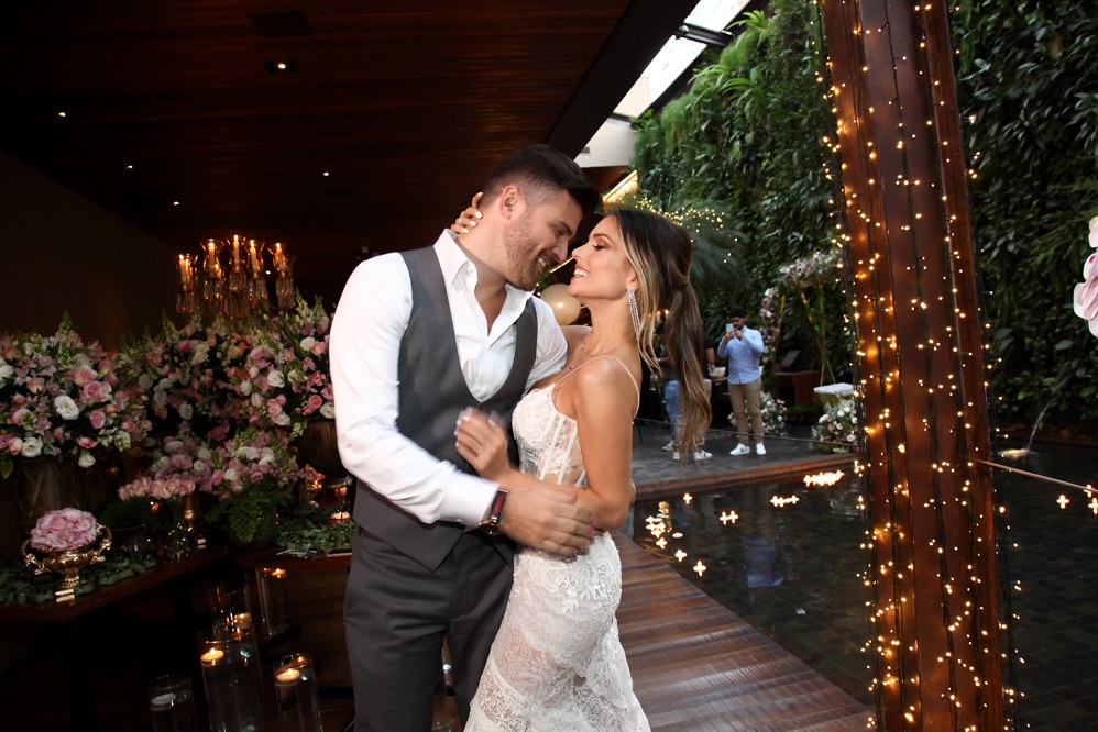 Flávia Viana e Marcelo Zangrandi oficializam noivado