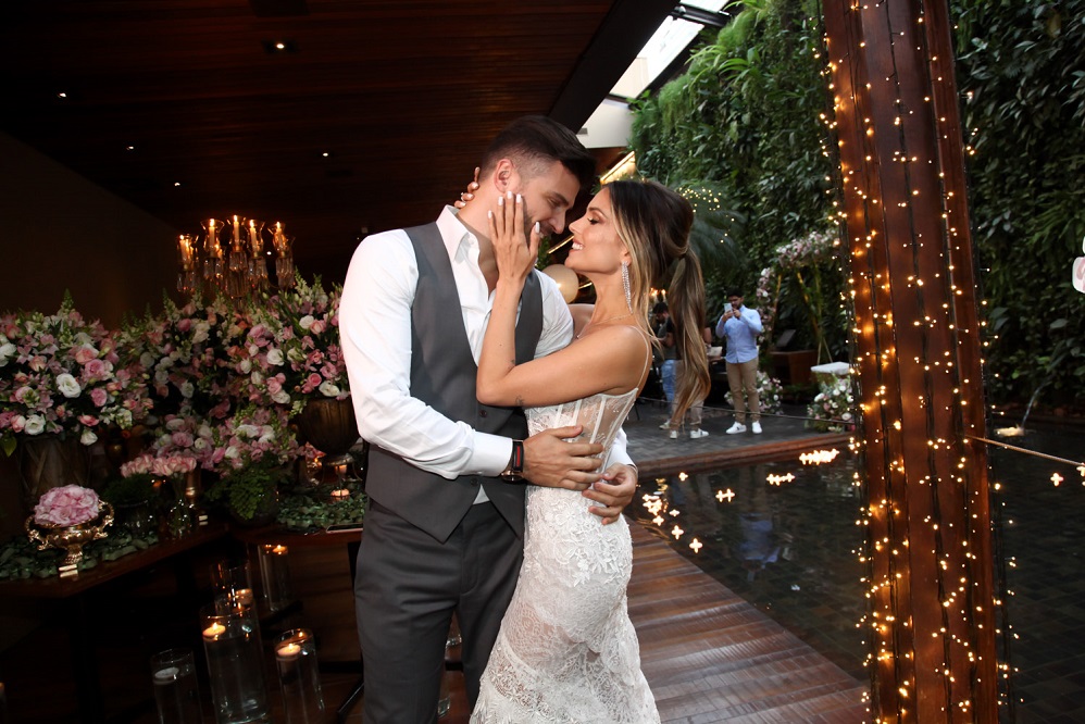 Flávia Viana e Marcelo Zangrandi oficializam noivado