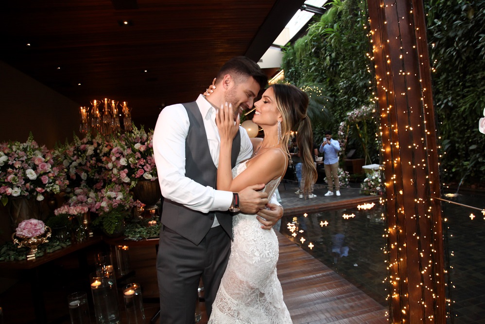 Flávia Viana e Marcelo Zangrandi oficializam noivado