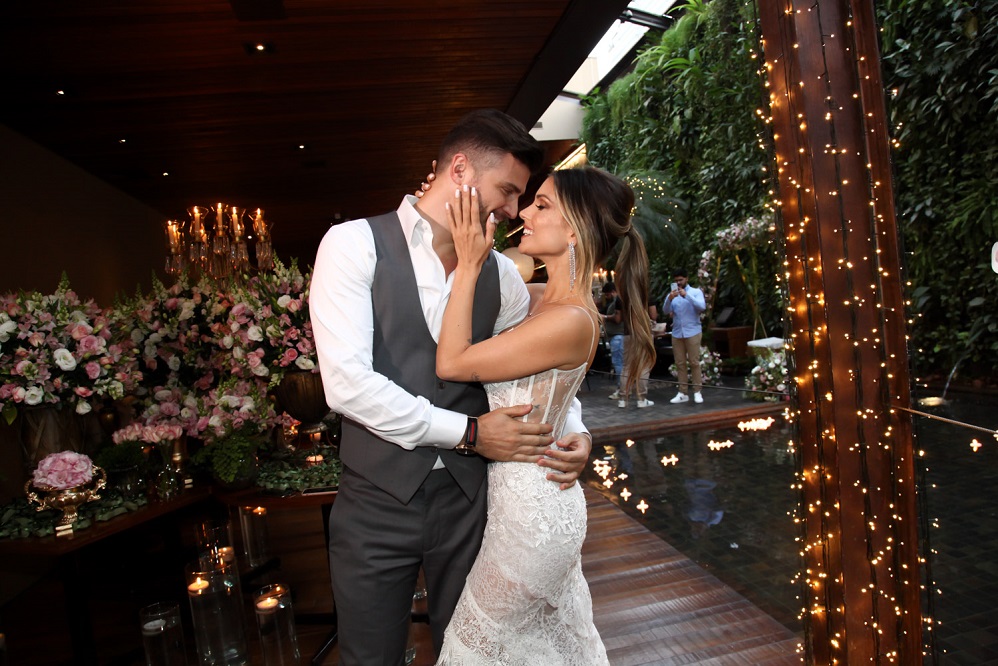 Flávia Viana e Marcelo Zangrandi oficializam noivado