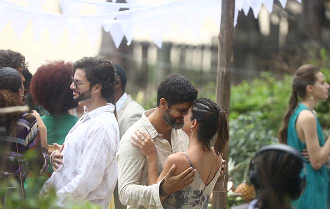 Carol Castro e Bruno Cabrerizo se beijam em gravação de novela