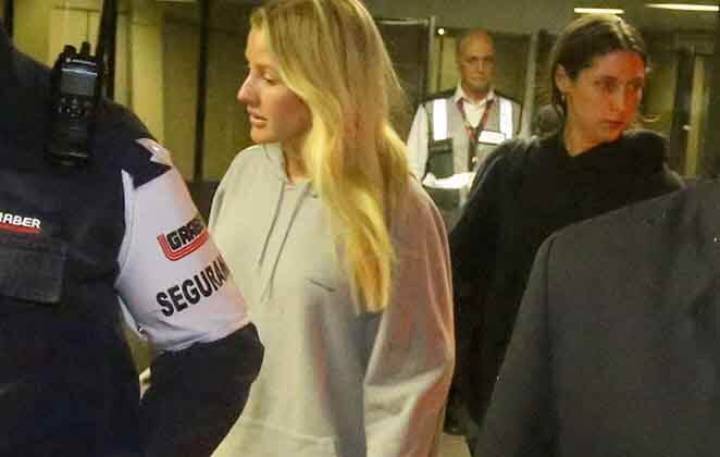 Com look confortável, Ellie Goulding desembarca no Brasil