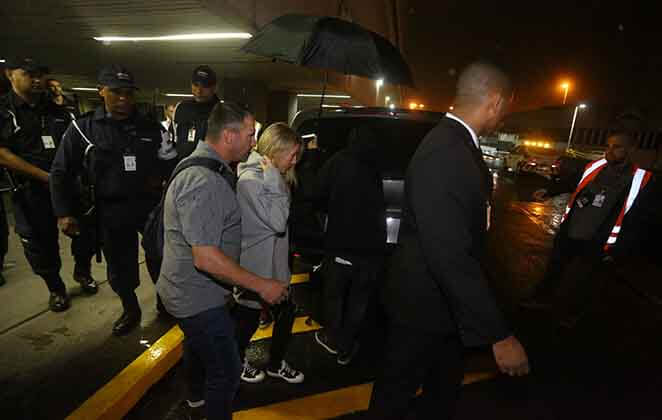 Com look confortável, Ellie Goulding desembarca no Brasil
