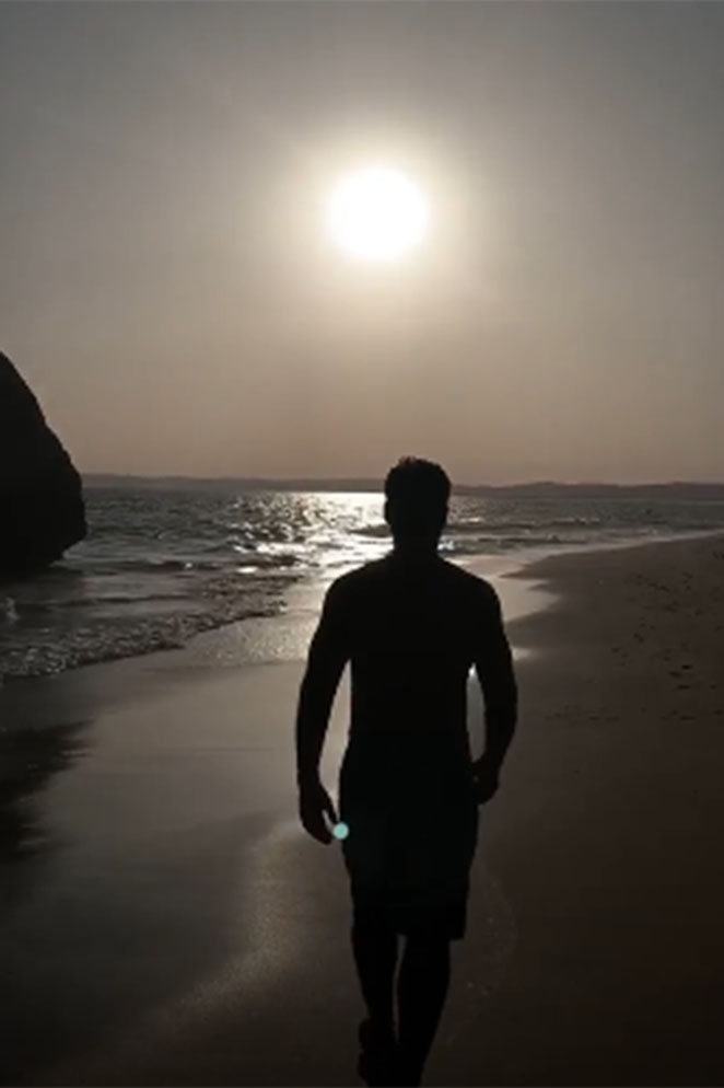 Em Portugal, Leonardo Vieira curte praia com o marido