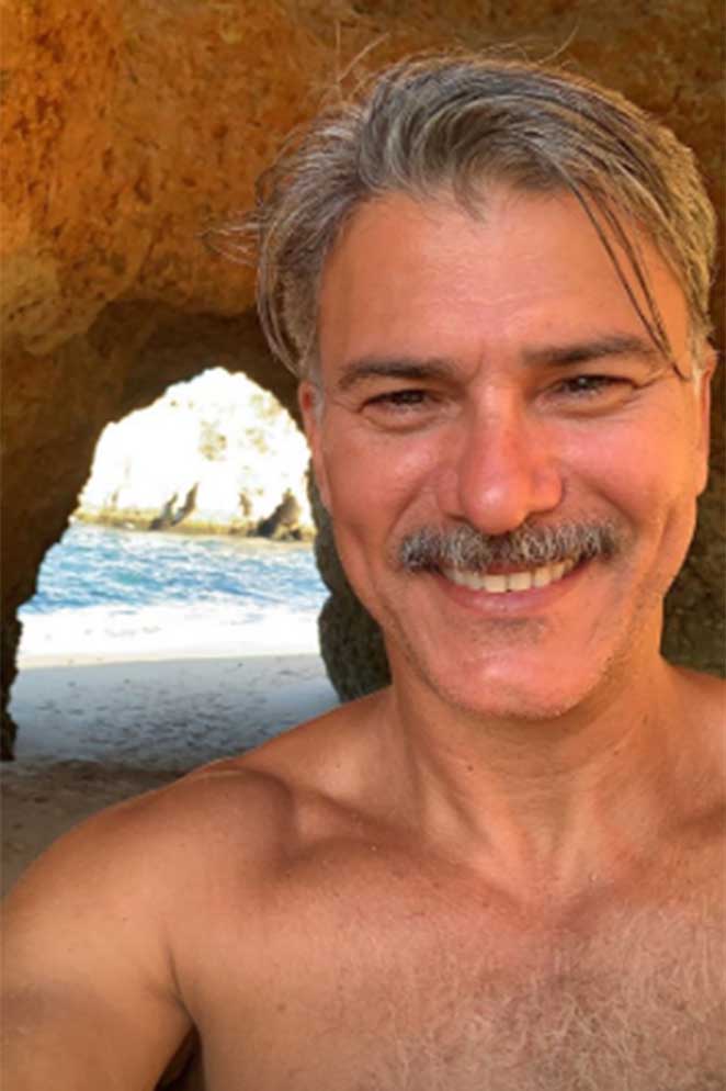 Em Portugal, Leonardo Vieira curte praia com o marido