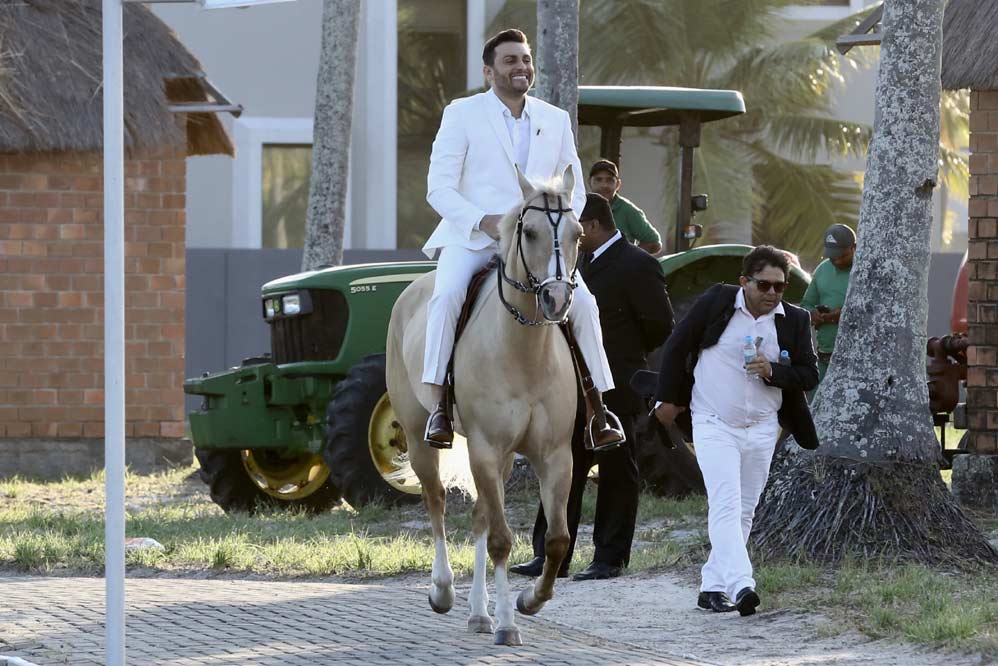 Mano Walter e a ex-miss Débora Silva se casam, em Alagoas