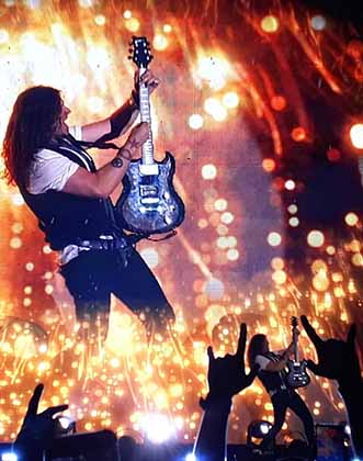 A guitarra nervosa de Phil X, que enquanto toca joga os cabelos e arranca suspiros