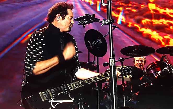 O bonitão John Shanks na guitarra, arrancando suspiros da galera