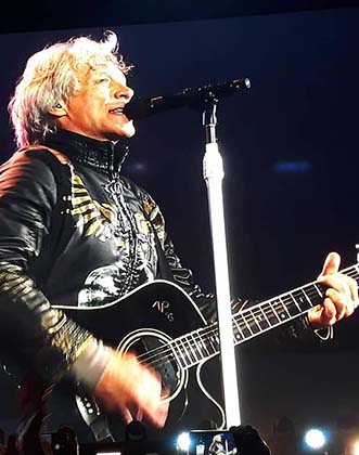 O charme de Jon Bon Jovi com sua jaqueta de couro