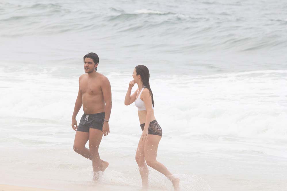 Nathalia Dill curte praia com namorado