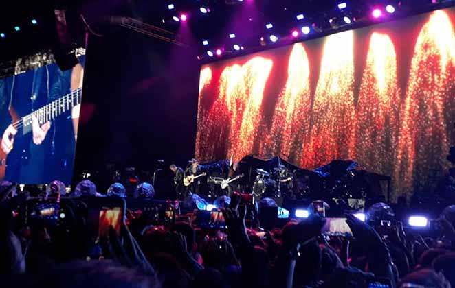 Uma cascata é projetada no palco da banda