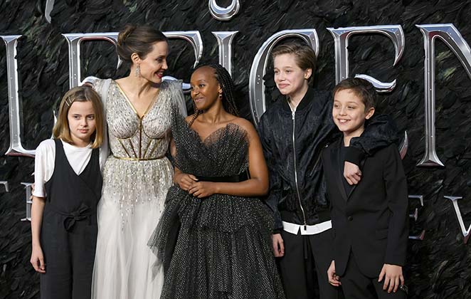 Acompanhada dos filhos, Angelina Jolie surge deslumbrante em premiere de Malévola