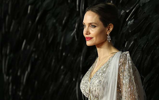 Angelina Jolie surge deslumbrante em premiere de Malévola