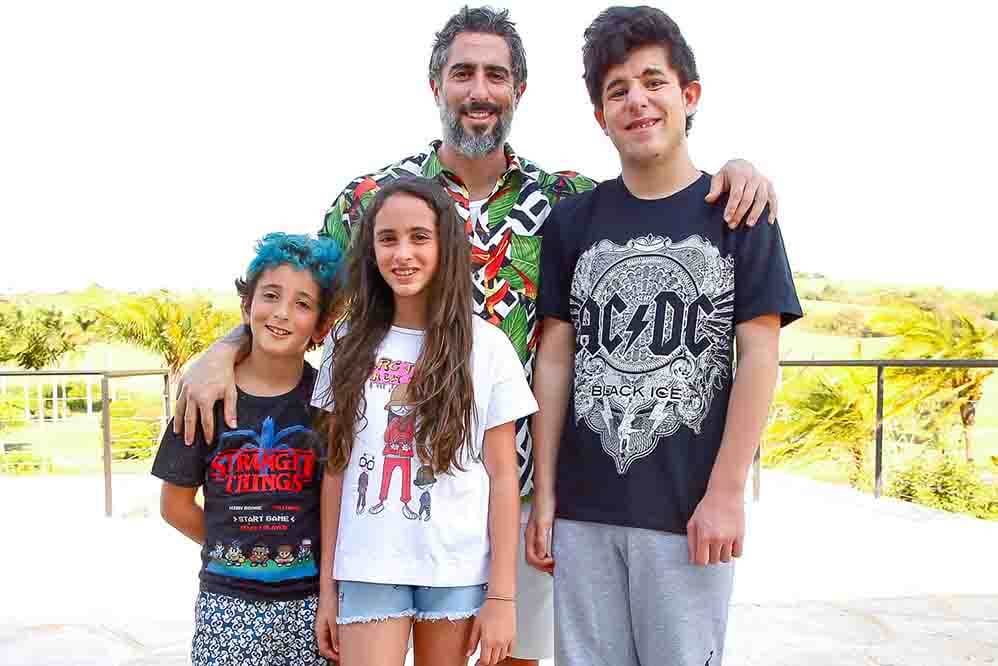 Durante o aniversário de Pietra, Marcos Mion posou com os filhos, Donatella, Romeu e Stefano