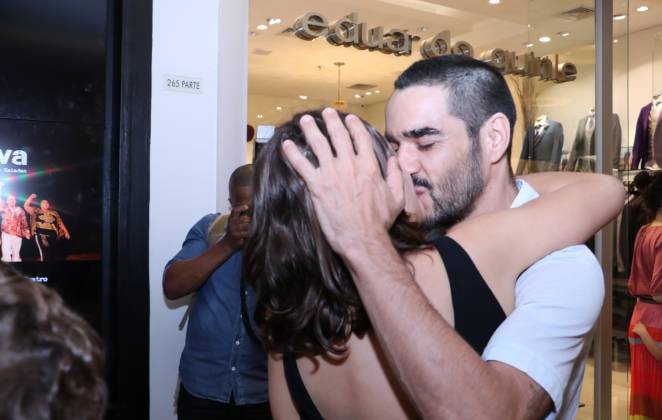 Luisa Arraes e Caio Blat se beijam muito em estreia de peça da atriz
