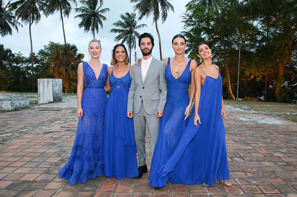 André Nicolau, grande amigo de Thaila, também foi um dos padrinhos e posou com Fiorella Mattheis, Carol Sampaio, Débora Nascimento e Sophie Charlotte