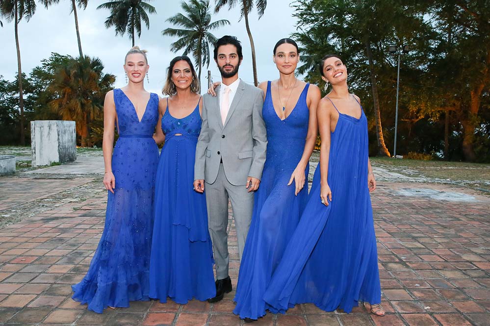 André Nicolau, grande amigo de Thaila, também foi um dos padrinhos e posou com Fiorella Mattheis, Carol Sampaio, Débora Nascimento e Sophie Charlotte